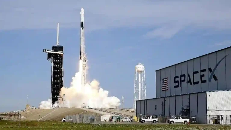 Visualisasi artistik Starship mendarat di permukaan Mars dengan latar belakang matahari terbit.